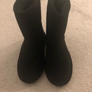 Girls brand new Bearpaw boots. Size 4